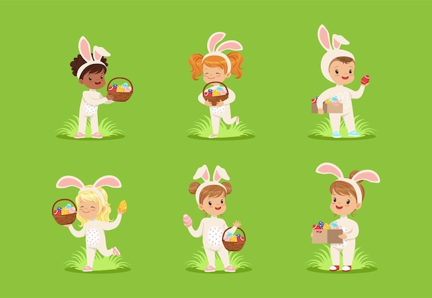 Ostern mit lächelnden Kindern in Hase-Kostümen, die mit geschmückten Eiern auf dem grünen Gartenrasen spielen