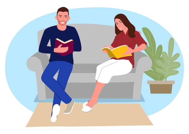 Paar entspannt sich auf dem Sofa und liest ein Buch