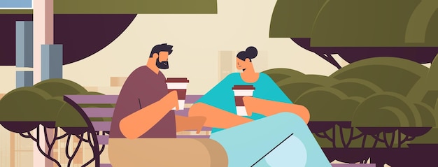 Paar trinkt kaffee während des treffens im stadtpark mann frau sitzt auf holzbank stadtbild hintergrund