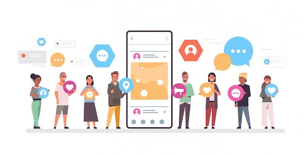 Personengruppe, die verschiedene Arten von Kommunikationssymbolen hält, mischen Rasse Männer Frauen, die zusammen in der Nähe von smrtphone Bildschirm online mobile App soziales Netzwerkkonzept stehen