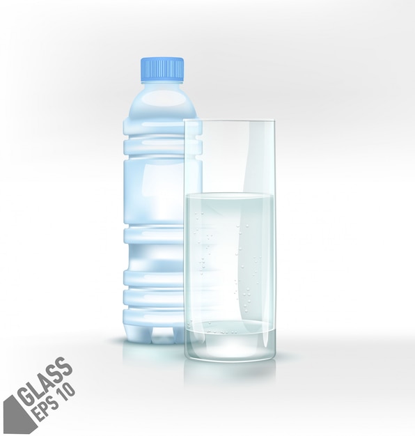 Plastikflasche und glas frisches kaltes wasser