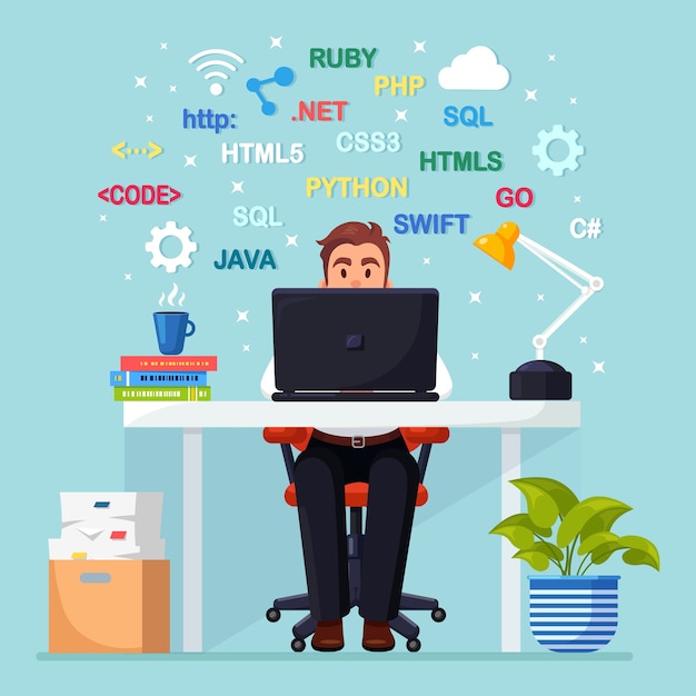 Programmierung, Codierung. Programmierer sitzt am Schreibtisch und arbeitet. Bürotisch mit Laptop, Dokumente
