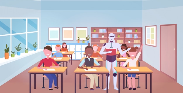 Roboterlehrer mit Schülern im Unterricht Künstliche Intelligenz Technologie Bildungskonzept Grundschule Klassenzimmer Interieur horizontal in voller Länge