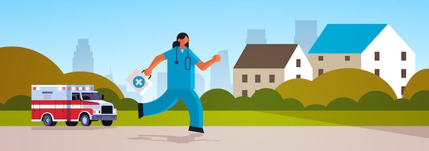 Ärztin mit Erste-Hilfe-Kit läuft, um Patientenmedizin Gesundheitswesen Notfallkonzept Krankenwagen Auto Cottage Häuser Landschaft Hintergrund voller Länge flach horizontal zu helfen