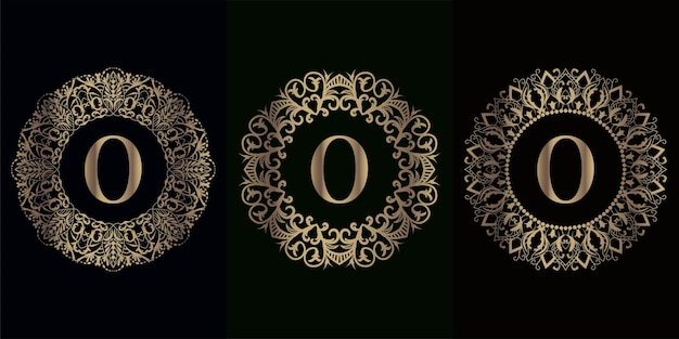 Sammlung der logo-initiale mit luxus-mandala-ornamentrahmen