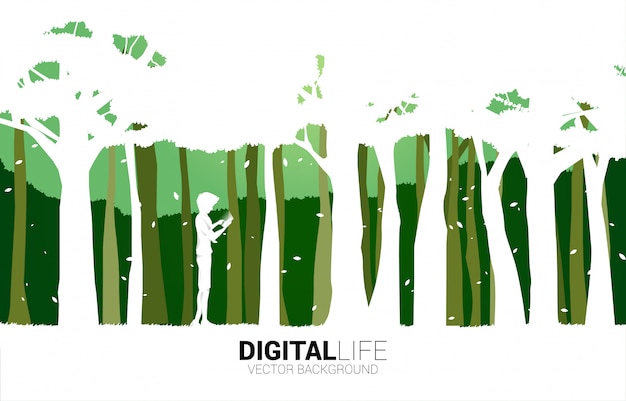 Schattenbild des Mannes verwenden Handy im grünen Park. Konzept für digitales Leben mit natürlichem