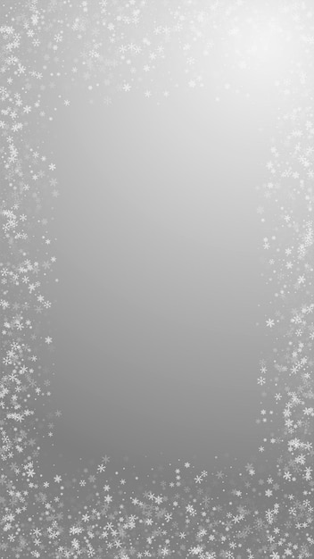 Schöner schneefall-weihnachtshintergrund. subtile fliegende schneeflocken und sterne auf grauem hintergrund. erstaunliche winter-silber-schneeflocken-overlay-vorlage. trendige vertikale abbildung.
