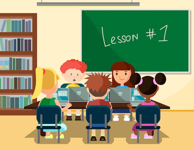 Schüler lernen online im Klassenzimmer mit Laptops.