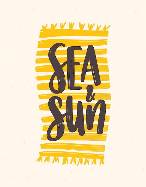 Sea and sun slogan handgeschrieben mit eleganter kursivschrift auf strandtuch oder decke.