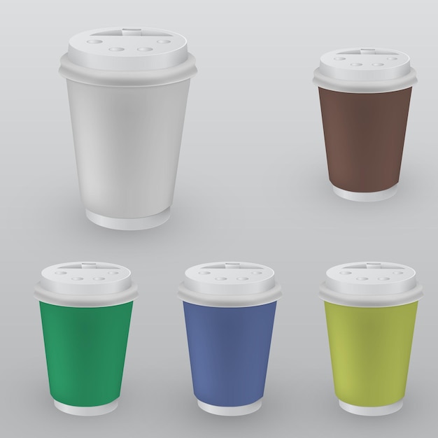 Set aus plastikbehältern für kaffee. isoliertes modell auf weißem hintergrund. stock-vektor-illustration.