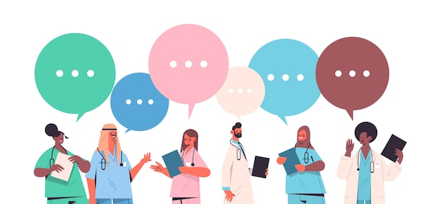Set männliche ärztinnen in uniform mit chat-blasen kommunikation gesundheitswesen medizin konzept mix race medical worker sammlung horizontales porträt