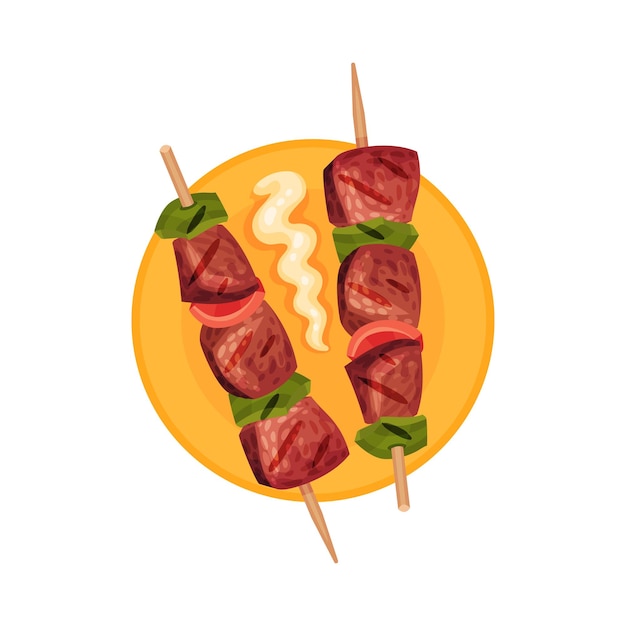 Shashlik oder Platten von gegrilltem Fleisch auf Spitzen, die auf einer Platte ruhen