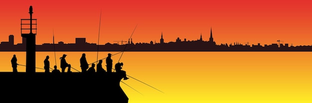 Silhouetten von Fischern mit Angelruten am Pier mit Leuchtturm und langer Skyline der Stadt im Hintergrund des Sonnenuntergangs. Viele Leute mit langen Angelruten mit Kopierraum.