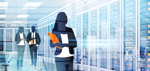 Silhouettieren Sie die Leute, die in der Rechenzentrum-Raum-Hosting-Server-Computerdatenbank arbeiten