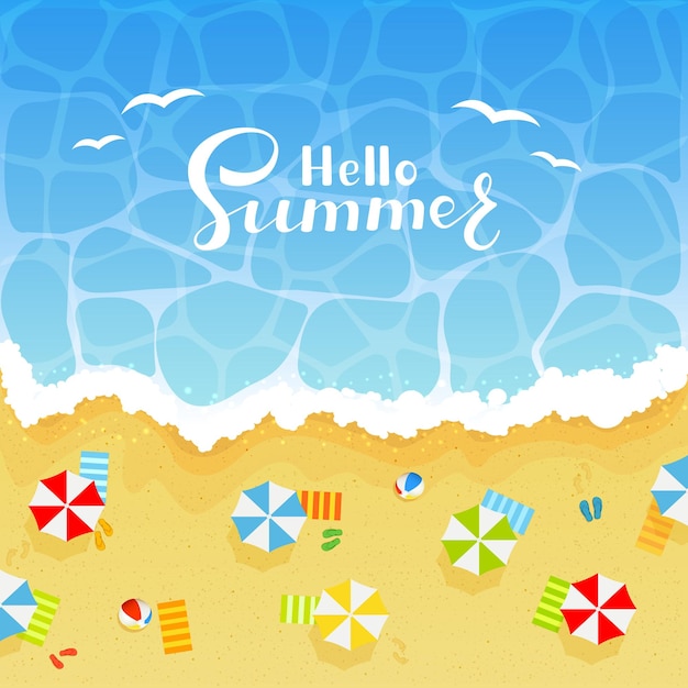 Sommerhintergrund mit schriftzug hallo sommer am ozean oder meer sandstrand mit farbigen strandbällen, sonnenschirmen, handtüchern und flip-flops mit fußabdrücken