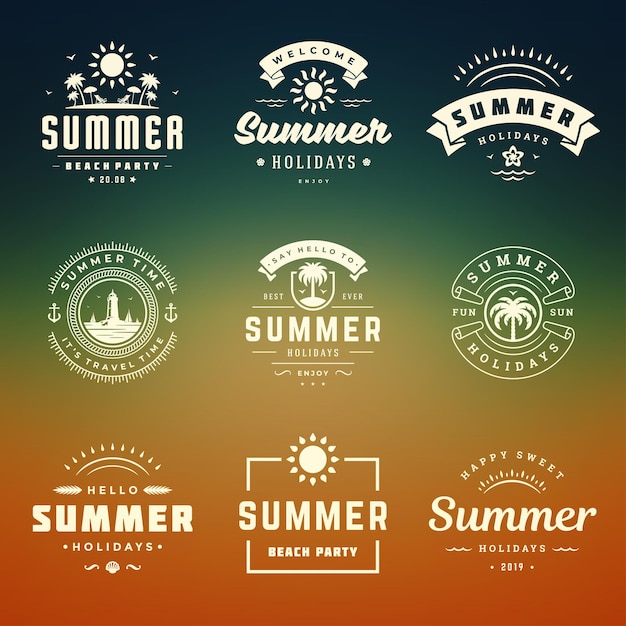 Vektor sommerurlaub etiketten und abzeichen retro-design-set. vorlagen für grußkarten, poster und bekleidungsdesign. strandurlaub-logos mit palmen und sonnensymbolen vektorgrafiken.