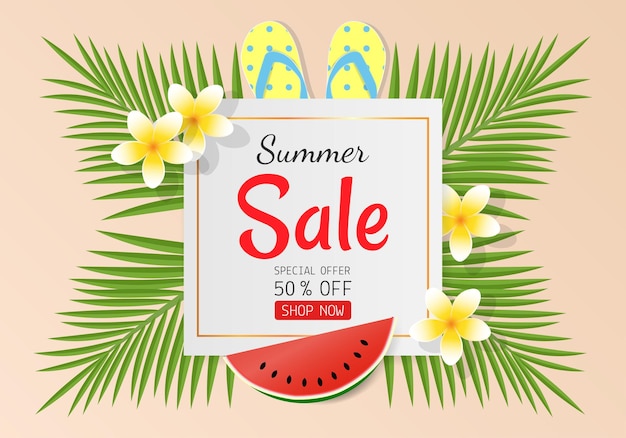 Summer sale konzept für rabattaktion sandalen kokosblätter wassermelone plumeria blume auf sand hintergrund