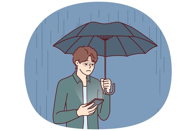 Trauriger mann mit regenschirm steht im regen und liest sms im telefon von seiner freundin, die sich geweigert hat, zu einem date zu kommen