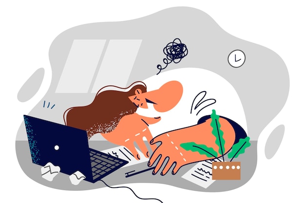 Unmotivierte Freiberuflerin, die den Kopf auf den Tisch legt und unter Frustration aufgrund von schlechtem Management leidet