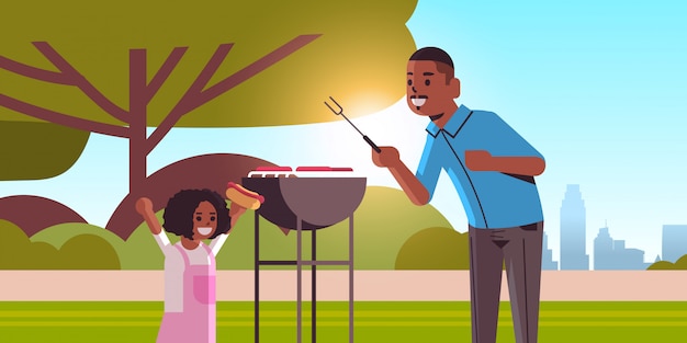 Vektor vater und tochter bereiten hot dogs auf grill glückliche afroamerikanerfamilie vor, die spaßpicknickgrillpartykonzept sommerparklandschaftshintergrund flaches porträt horizontal hat