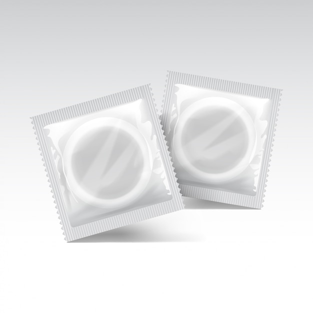 Vektor verpackungsset mit kondom für sie und logo. realistische weiße leere vorlage. illustration