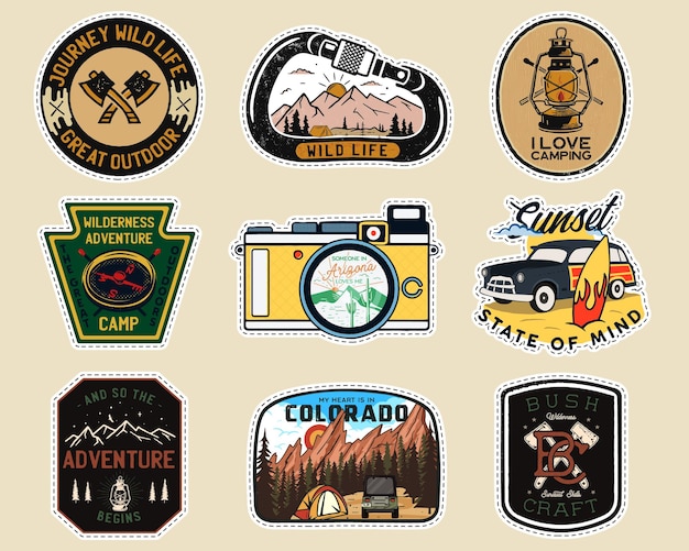 Vintage camp patches logos, bergabzeichen set. handgezeichnete etikettendesigns. reiseexpedition, rucksackreisen, surfaufkleber. outdoor-wander-embleme. sammlung von logos. lagervektor isoliert.