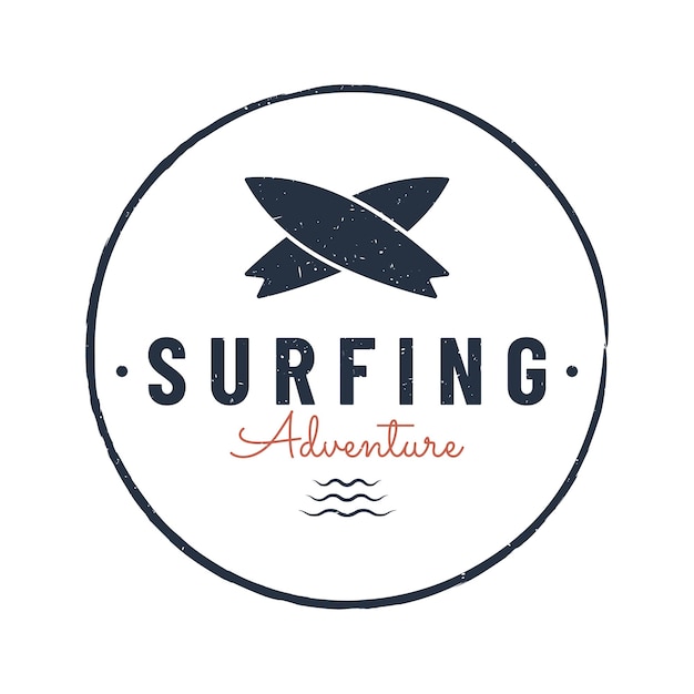 Vintage-surfbrett-logo-vorlage, die an einem sommerstrand surft, für unternehmen, abzeichen, urlaub, labelemblem