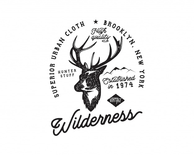Vintages kampierendes Abzeichen und Wandern des Logos mit Rotwildkopf, Bergen und Typografie.