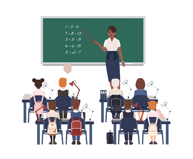 Weibliche Mathematiklehrerin, die Grundschulkindern oder Schülern die Summierung erklärt.