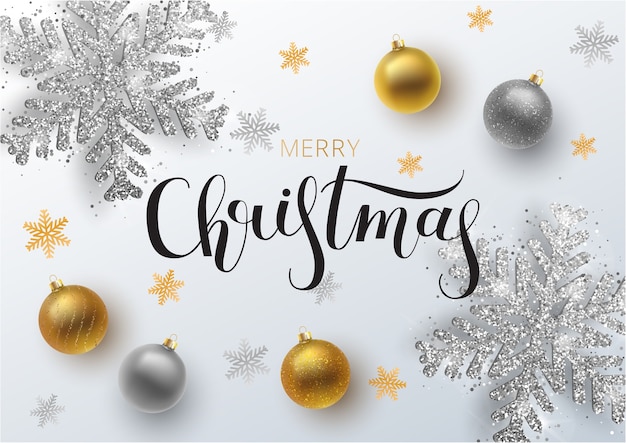 Weihnachtsgrußkarte, Hintergrund. Gold und Silber Weihnachtskugel, mit einem Ornament und Pailletten. Metallische goldene und silberne Weihnachtsschneeflocke. Hand gezeichnete Beschriftung.