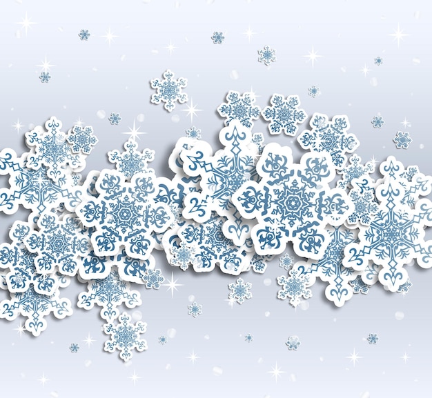 Weihnachtsgrußkarte mit schriftdesign und dekorationen auf der schneebedeckten blauen hintergrundvektorillustration
