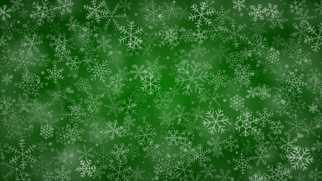 Weihnachtshintergrund von schneeflocken in verschiedenen formen, größen und transparenz in grünen farben