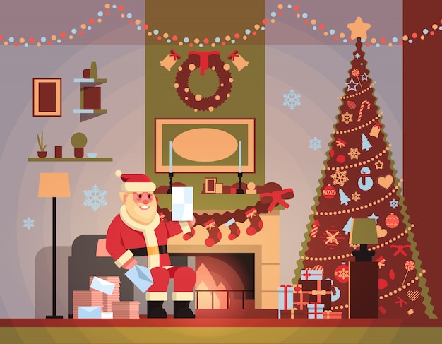 Weihnachtsmann im wohnzimmer, das für feiertag des weihnachtsneuen jahres verziert wird, sitzen lehnsesselkieferkamin gelesenen briefwunschzettelhauptinnenkonzeptebene