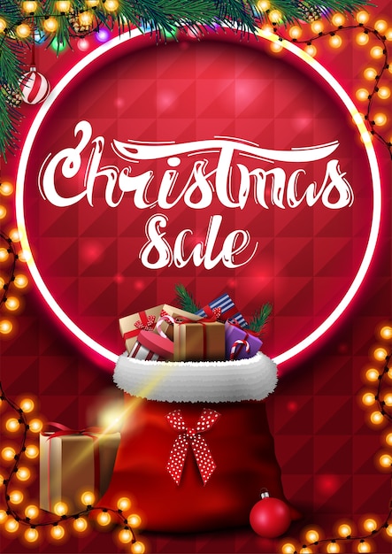 Weihnachtsverkauf, rotes vertikales banner mit girlande, weihnachtsbaumzweigen, neonkreis, schöner beschriftung und weihnachtsmann-tasche mit geschenken