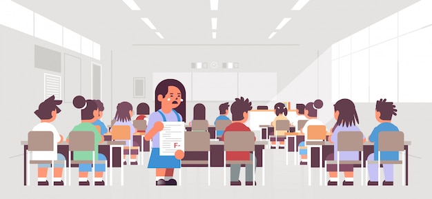 Weinen Schulmädchen halten fehlgeschlagenes Testpapier mit schlechter f Klasse Rückansicht Schülergruppe sitzen im Klassenzimmer während Unterrichtsunterricht Konzept modernen Klassenzimmer Innenraum