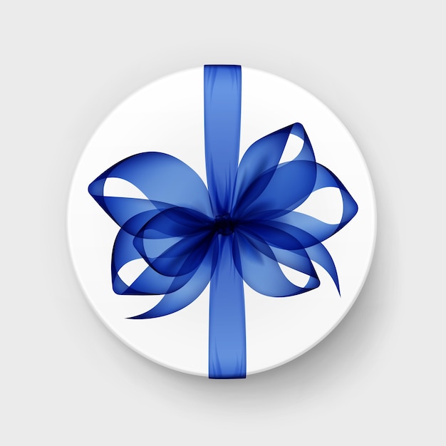 Weiße runde geschenkbox mit transparenter blauer schleife und band draufsicht nahaufnahme lokalisiert auf hintergrund