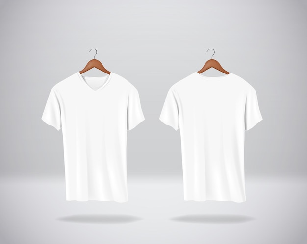 Weiße T-Shirts, Modellkleidung mit V-Ausschnitt, die isoliert an der Wand hängt, leere Vorder- und Rückseitenansicht