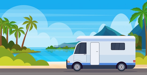 Wohnwagen auto reisen auf der autobahn freizeitreisefahrzeug camping sommerferien konzept tropische insel meer strand landschaft hintergrund flach horizontal