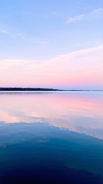 Vektor wunderschöner sonnenuntergang über dem see