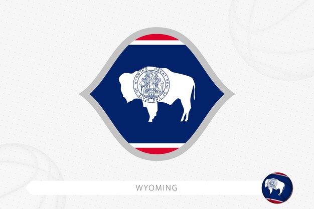 Wyoming-flagge für basketballwettbewerb auf grauem basketballhintergrund.