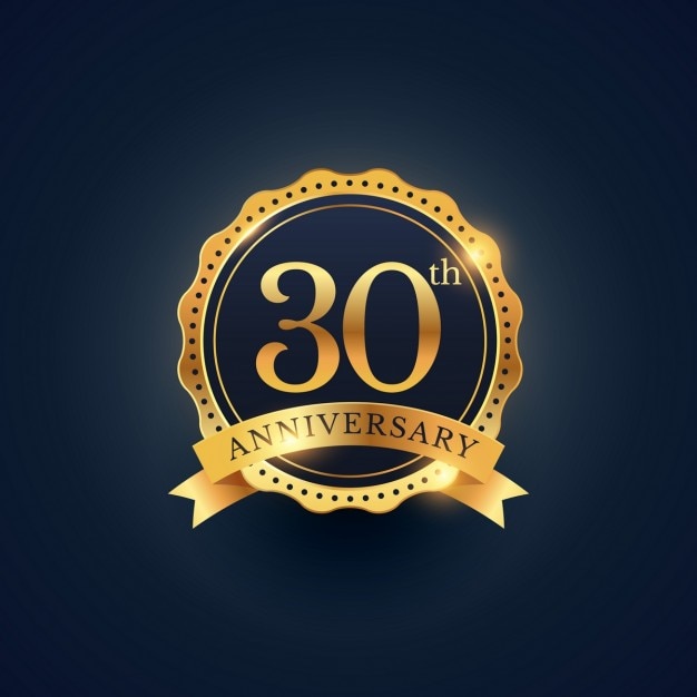 Vetor grátis 30 rótulo celebração emblema aniversário na cor dourada