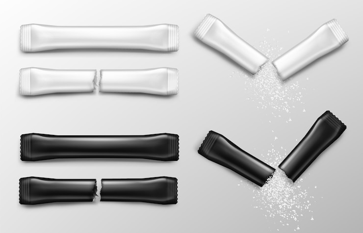 Vetor grátis açúcar em palitos para café em embalagens brancas e pretas. maquete realista de vetor de sachê de papel em branco com vista frontal de açúcar ou sal