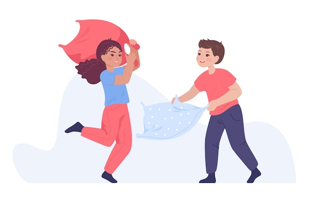 Adoráveis crianças se divertindo juntos enquanto lutam usando travesseiros. personagens de menino e menina tendo luta de travesseiro em ilustração vetorial plana de pijama. infância, lazer, conceito de tempo livre para banner