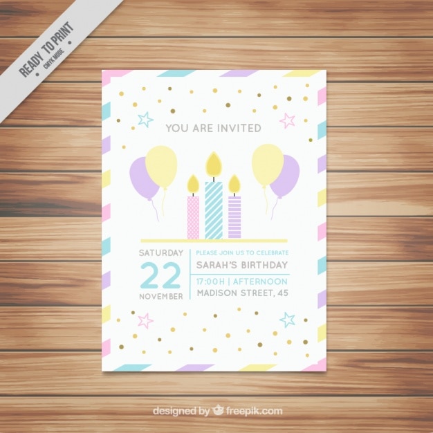 Vetor grátis cartão de aniversário bonito com velas e balões