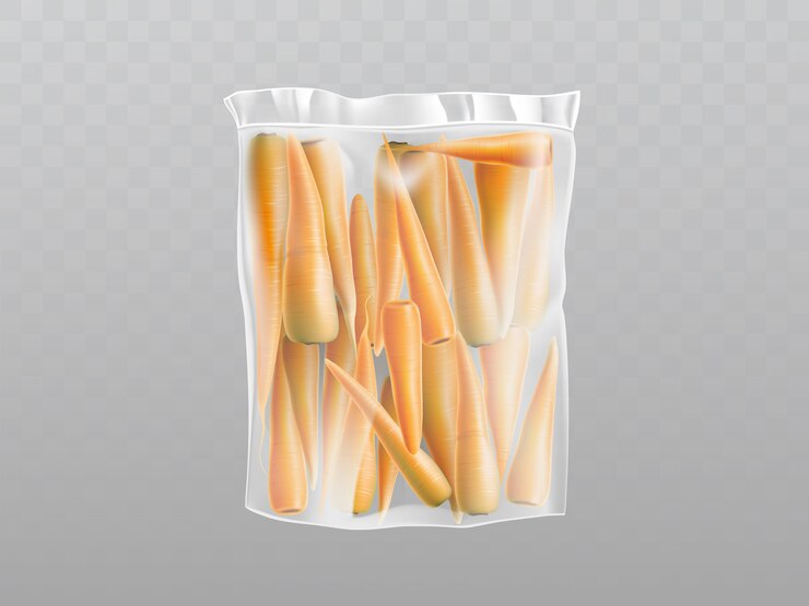 Vetor grátis cenouras frescas realísticas 3d na embalagem plástica. envolvimento transparente com laranja vegetal