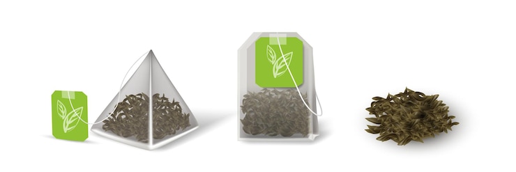 Vetor grátis chá verde de ervas em saquinhos de chá e pilha sacos aromáticos quadrados e triangulares com etiquetas de design de rótulo bebida saudável realista