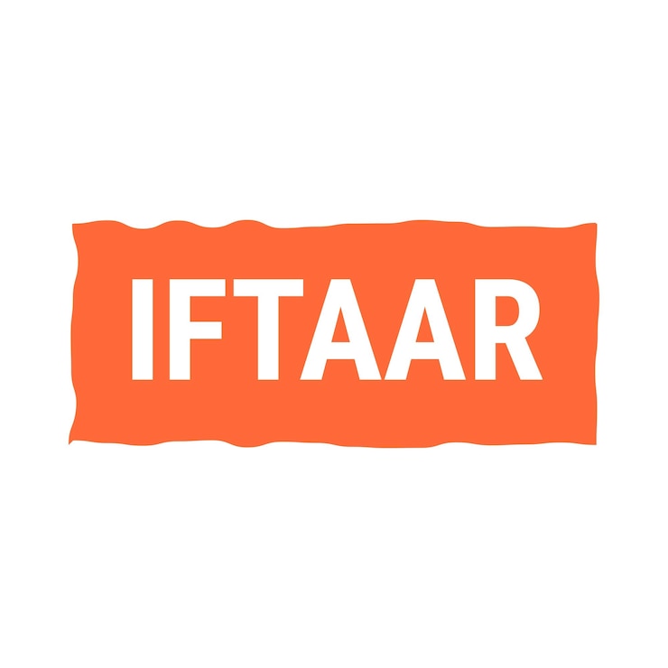 Vetor grátis comemore o iftaar com receitas deliciosas e refeições nutritivas banner de texto explicativo de vetor laranja