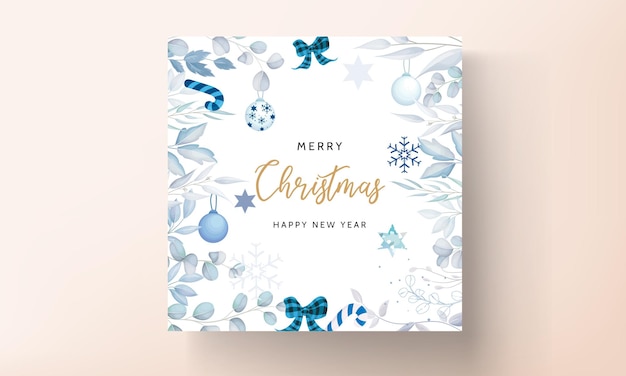 Elegante design de cartão de natal branco com folhas e enfeites de natal Vetor grátis