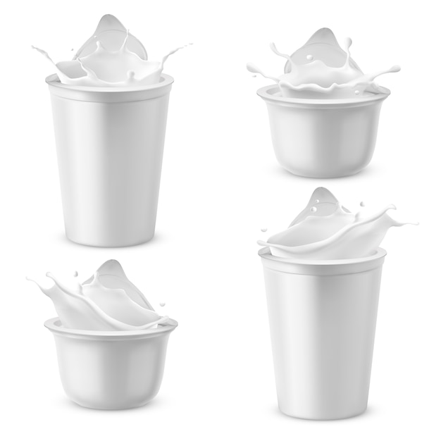 Embalagens plásticas realistas com iogurte. creme de leite azedo, espirrando com tampa de alumínio.