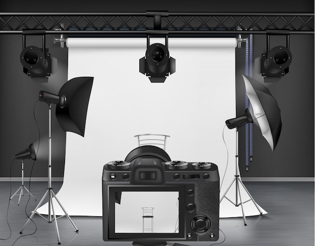 Estúdio fotográfico com tela branca roll-up, câmera digital, holofotes e softboxes